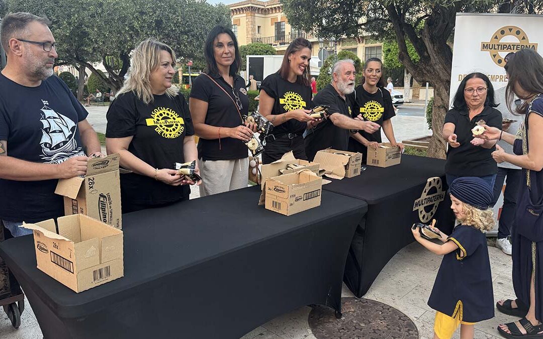 Multipaterna vuelve a colaborar con Intercomparsas repartiendo helados entre los peques que participan en el desfile infantil